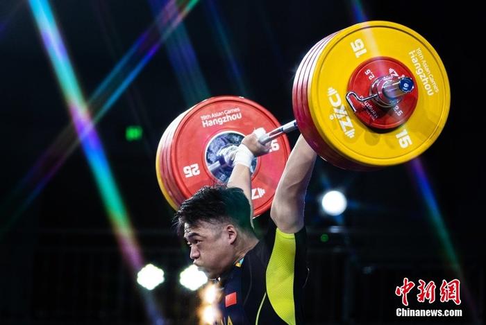 举重选手在比赛中力挽狂澜夺魁(举重选手在比赛中力挽狂澜夺魁的视频) 举重选手在比赛中力挽狂澜夺魁(举重选手在比赛中力挽狂澜夺魁的视频)