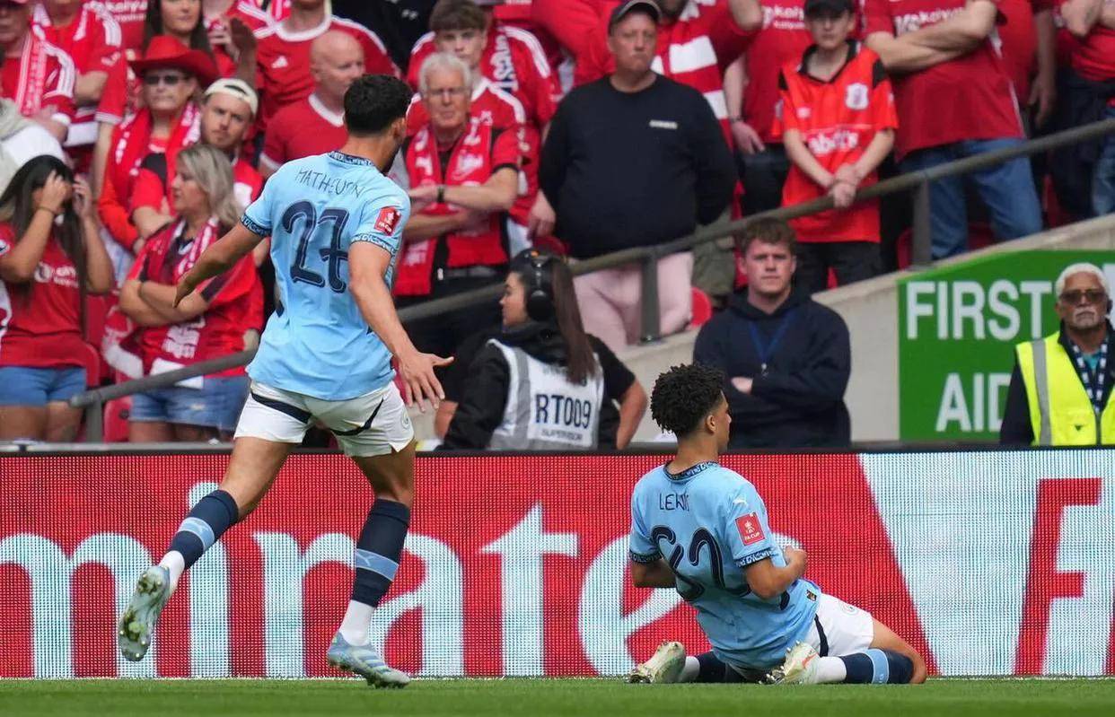 包含曼城队踢出精彩比赛,令对手望尘莫及的词条 包含曼城队踢出精彩比赛,令对手望尘莫及的词条