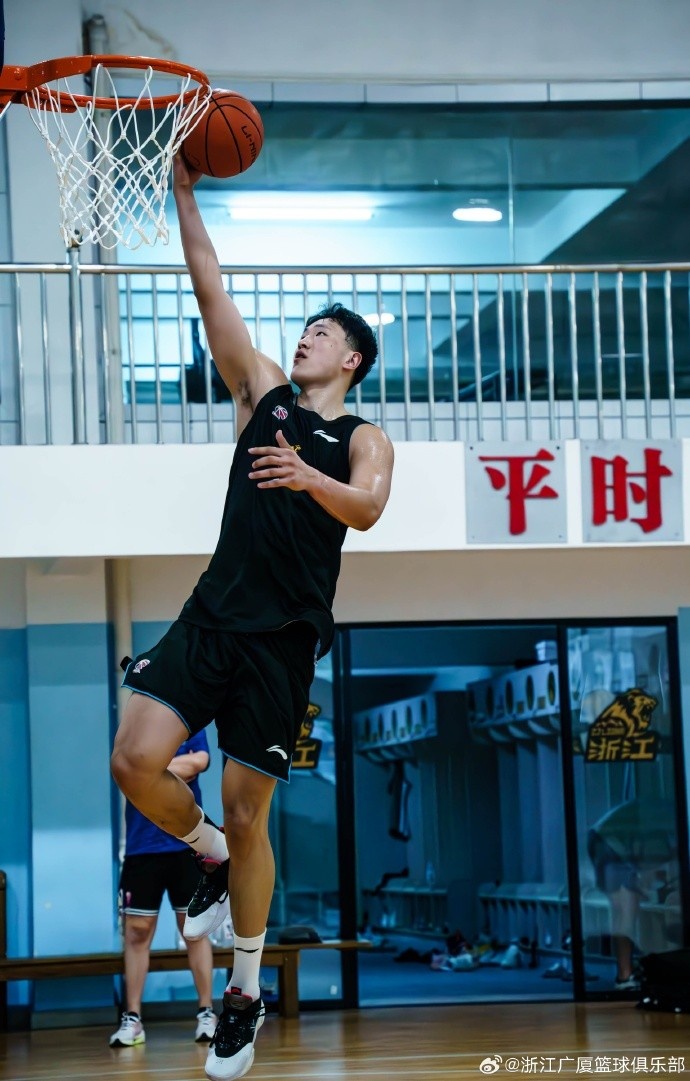 篮球运动员训练成果显著,备战全新赛季 篮球运动员训练成果显著,备战全新赛季