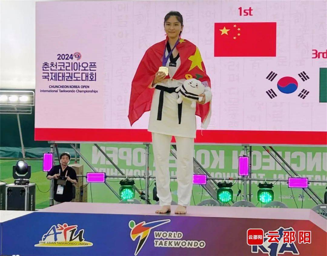 aoa体育视频-跆拳道运动员飒爽出场，斩获金牌