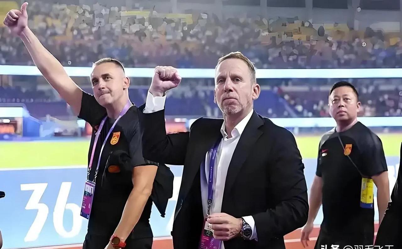 富力队员战胜对手,迎来胜利赛 富力队员战胜对手,迎来胜利赛