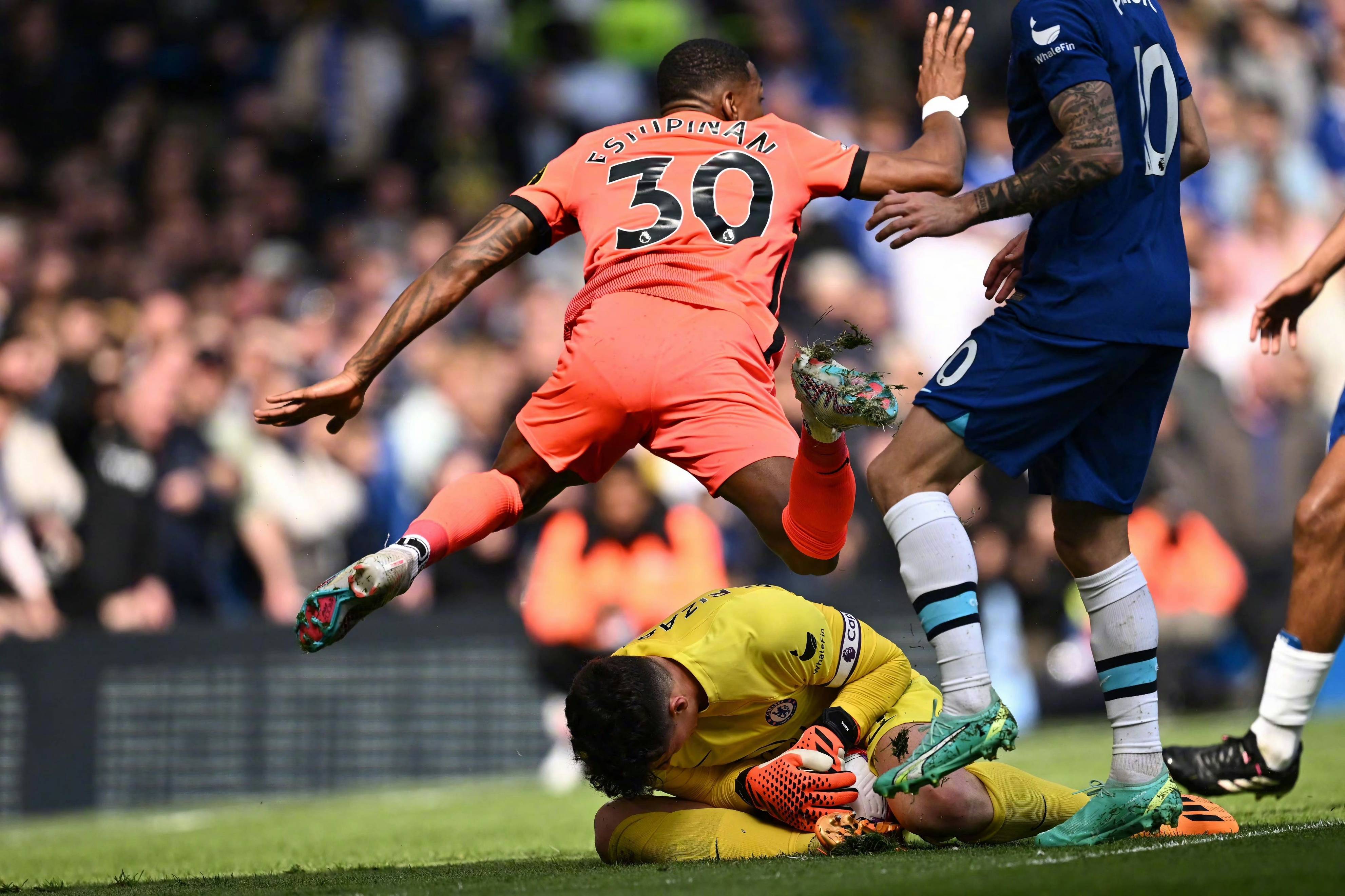 马赛主场失利,球迷愤怒抗议 马赛主场失利,球迷愤怒抗议