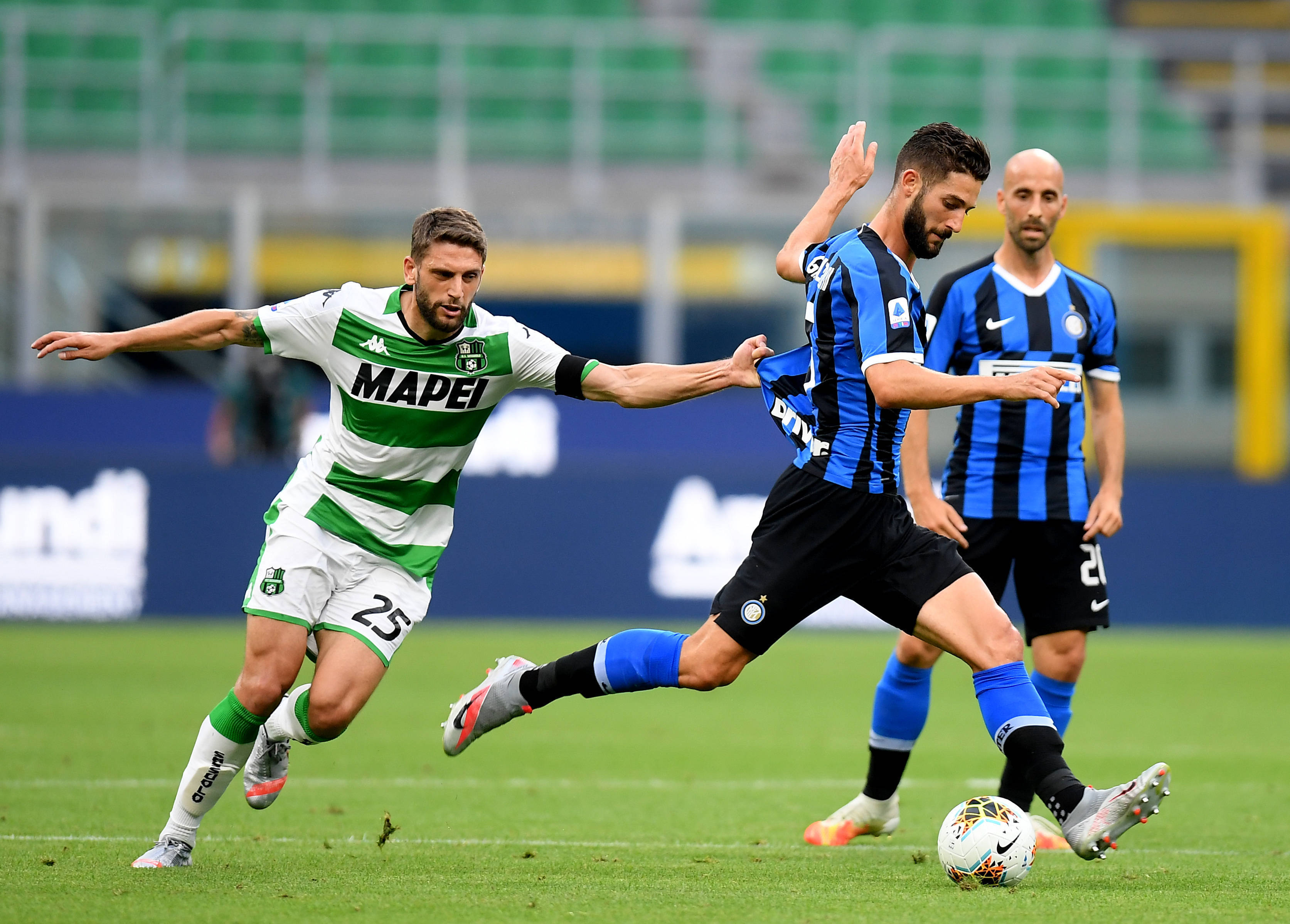 巴西边锋比利亚打破僵局,率先攻破对手球门 巴西边锋比利亚打破僵局,率先攻破对手球门