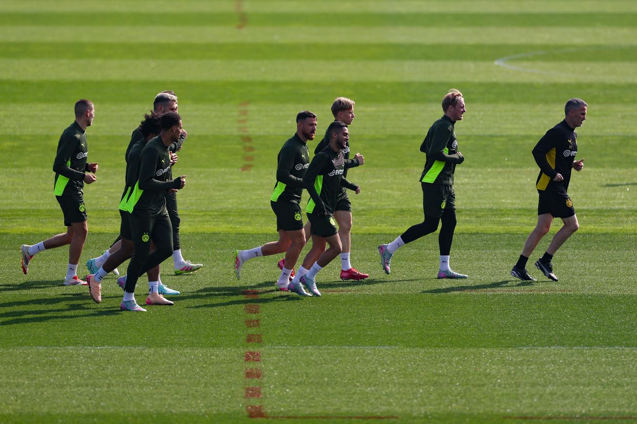 多特蒙德全队集体训练,备战下一场比赛 多特蒙德全队集体训练,备战下一场比赛