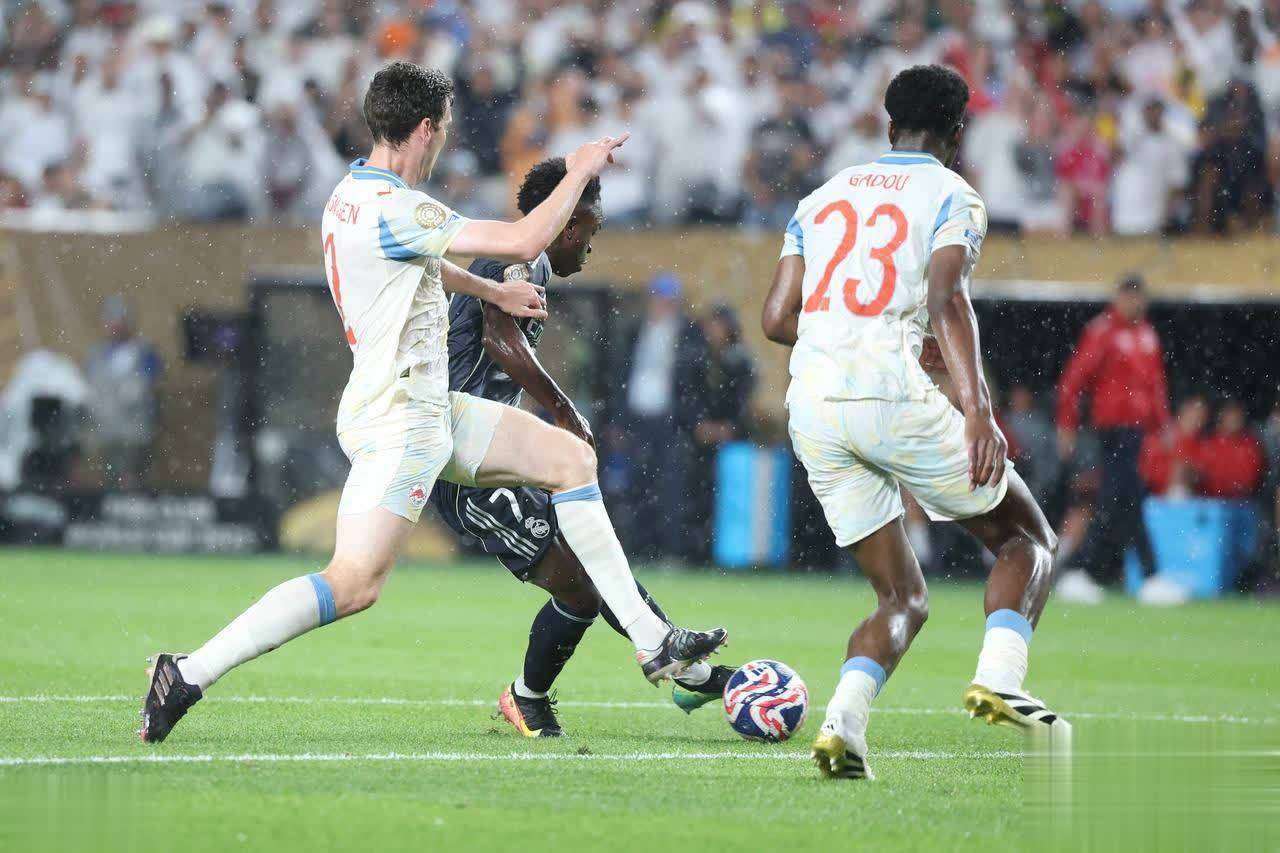 aoa体育馆-热点：佛罗伦萨横扫对手，晋级欧冠四强！