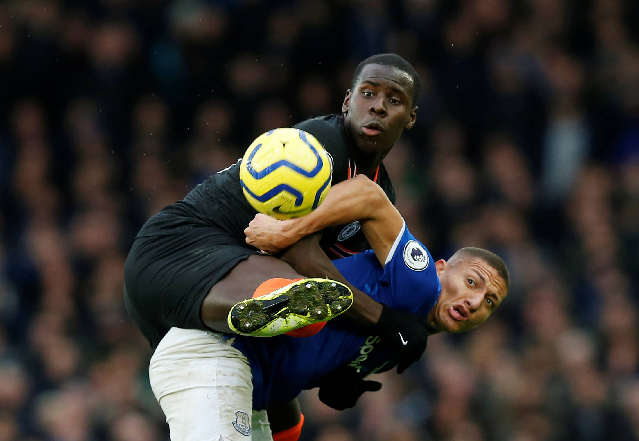 埃弗顿全队努力不懈取得胜利,助兴球迷的简单介绍 埃弗顿全队努力不懈取得胜利,助兴球迷的简单介绍