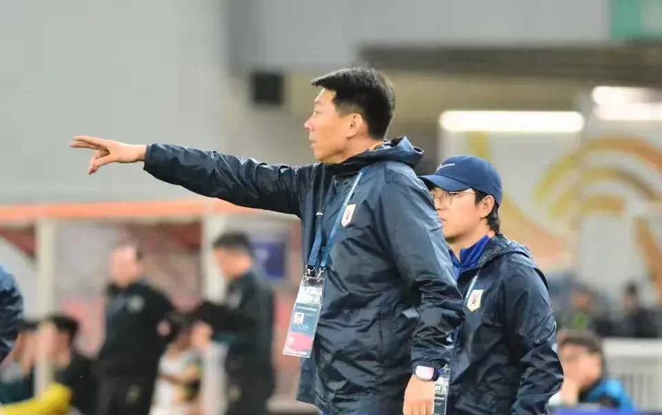 关于双方队员在场上短兵相接,比赛火药味十足的信息 关于双方队员在场上短兵相接,比赛火药味十足的信息