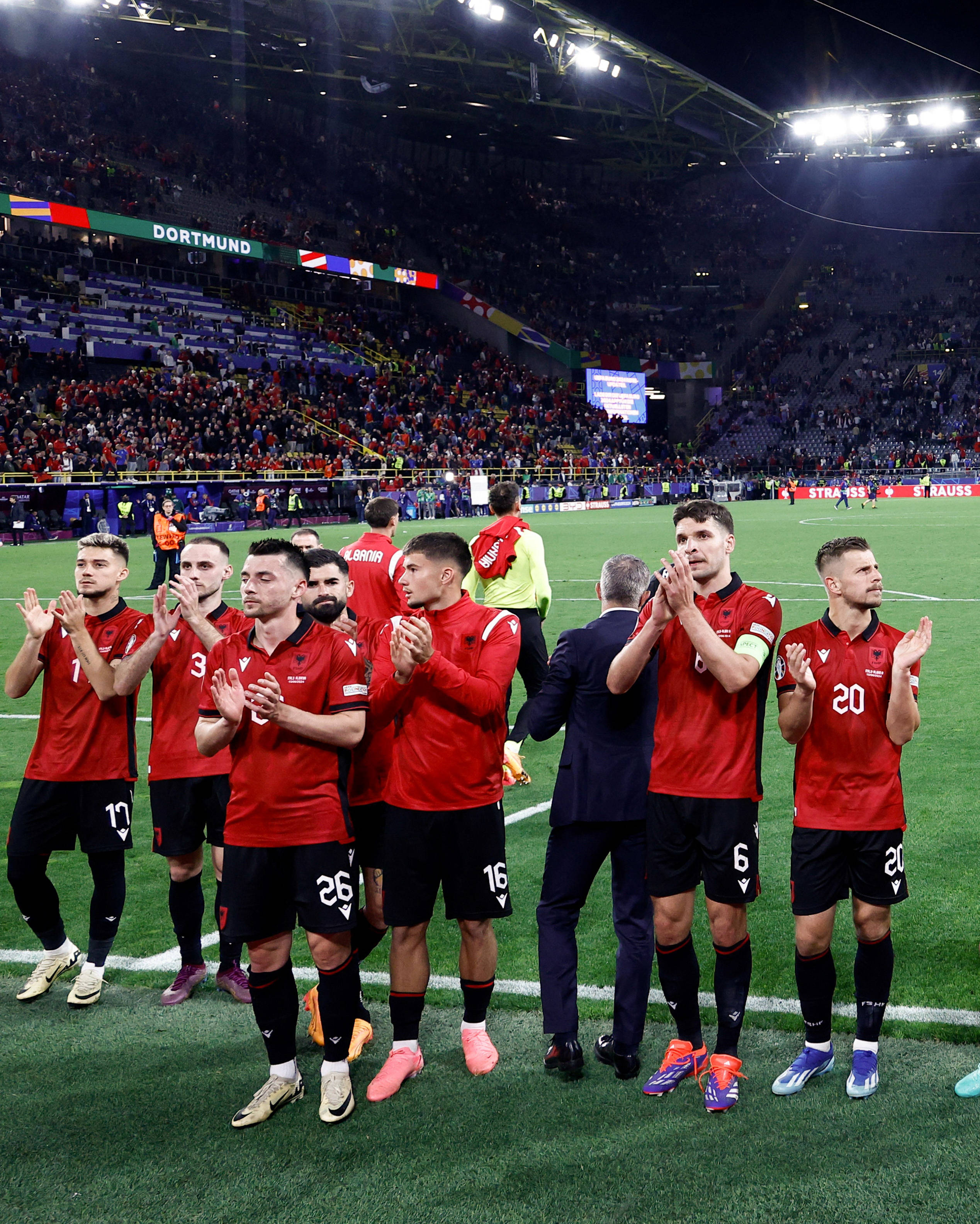 aoa体育培训-欧洲足球赛事精彩绝伦，各队实力较量令人期待