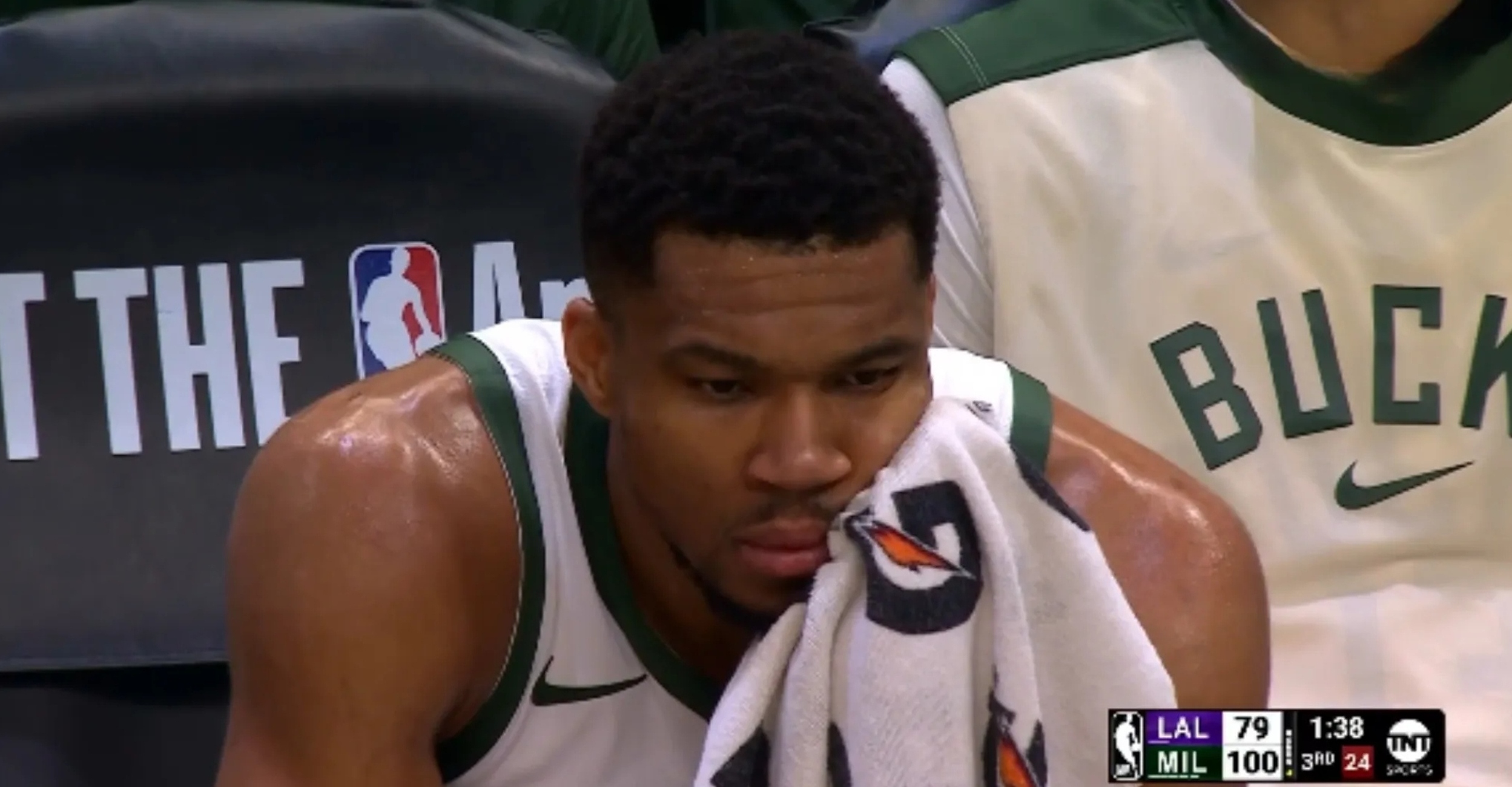 雄鹿防线频繁失守,队内危机四伏,赛季前景堪忧 雄鹿防线频繁失守,队内危机四伏,赛季前景堪忧