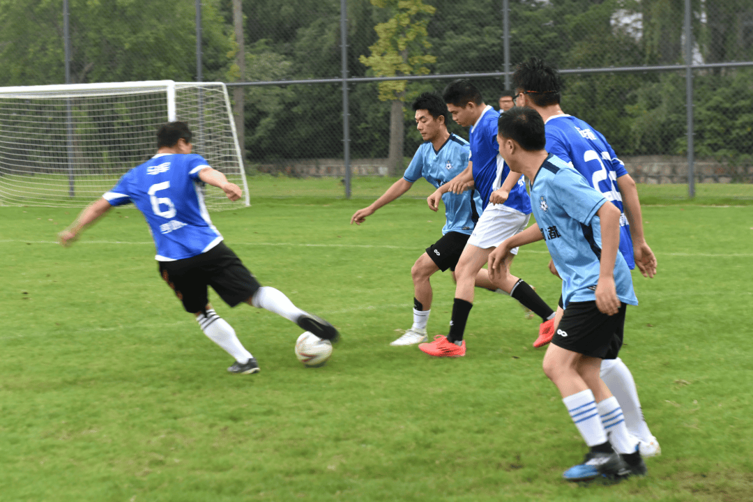 aoa体育直播-体育场上足球比赛引爆热情，风采无限的简单介绍