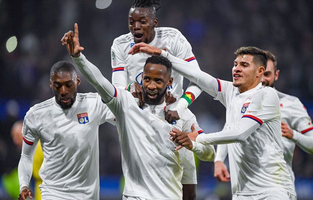 aoa体育教练-里昂球员团结一致，战胜强敌