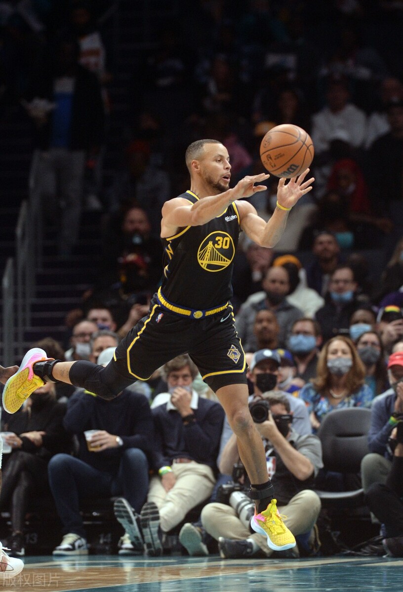 aoa体育娱乐-包含一方战术调整收效显著，球队连胜排名上升的词条