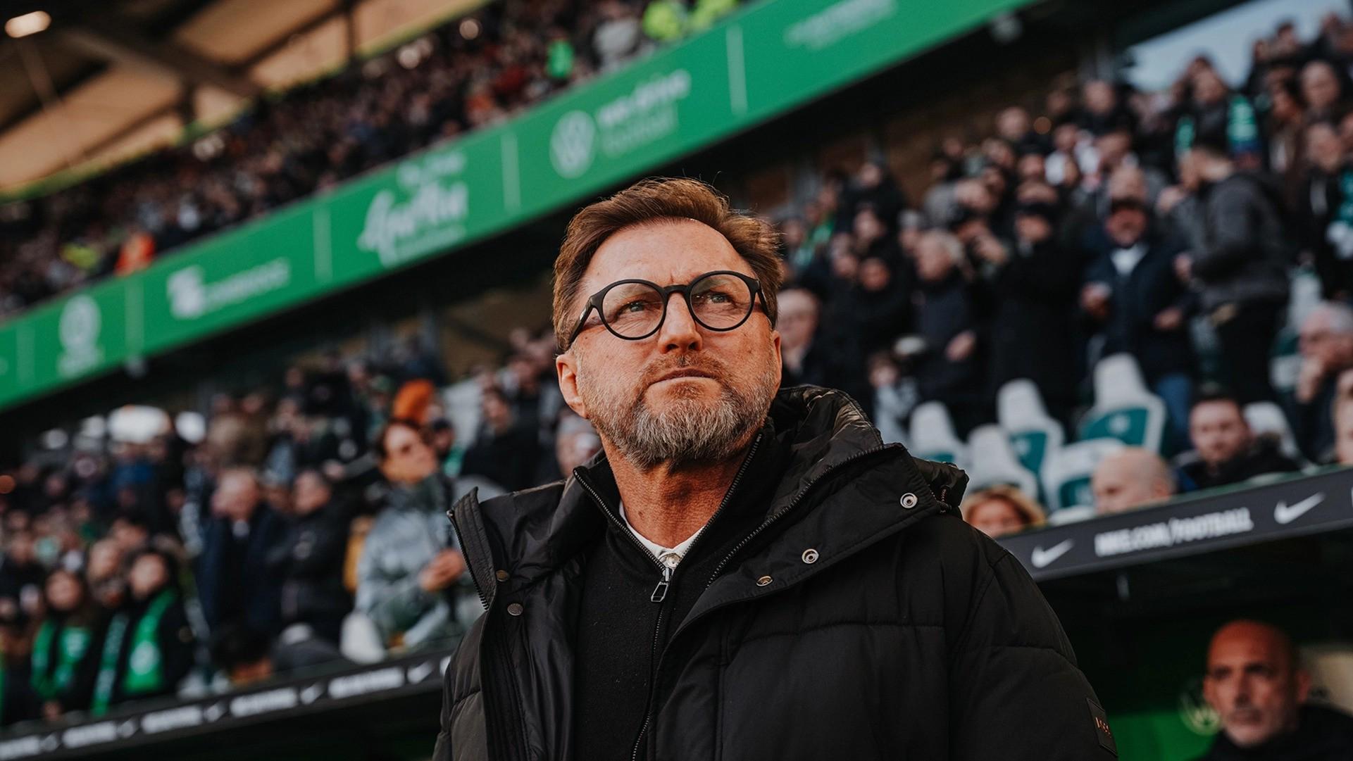 包含沃尔夫斯堡中场失误频频，主帅或考虑调整阵容的词条