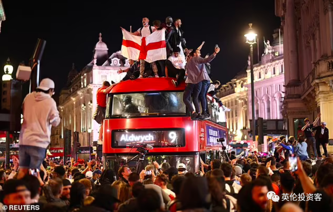 英格兰球迷疯狂庆祝，保加利亚遭击溃