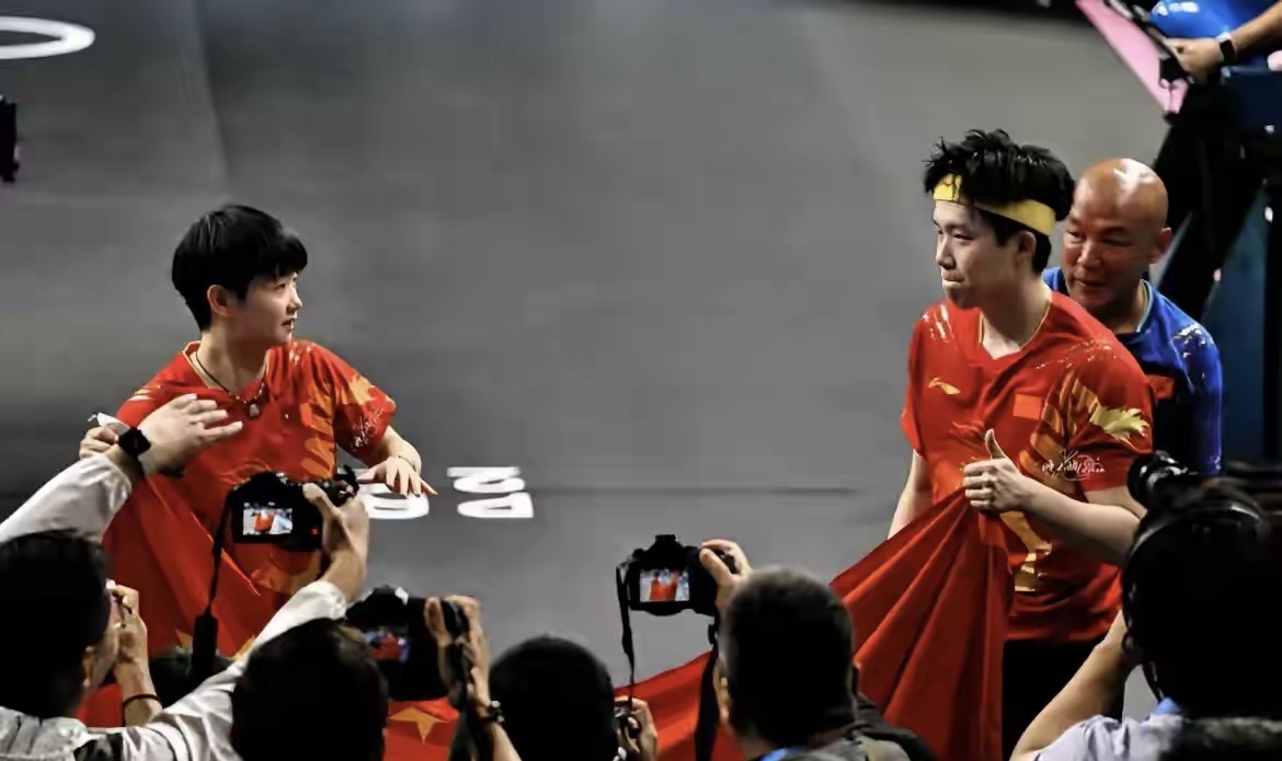 两国选手激烈碰撞,最终获得胜利 两国选手激烈碰撞,最终获得胜利