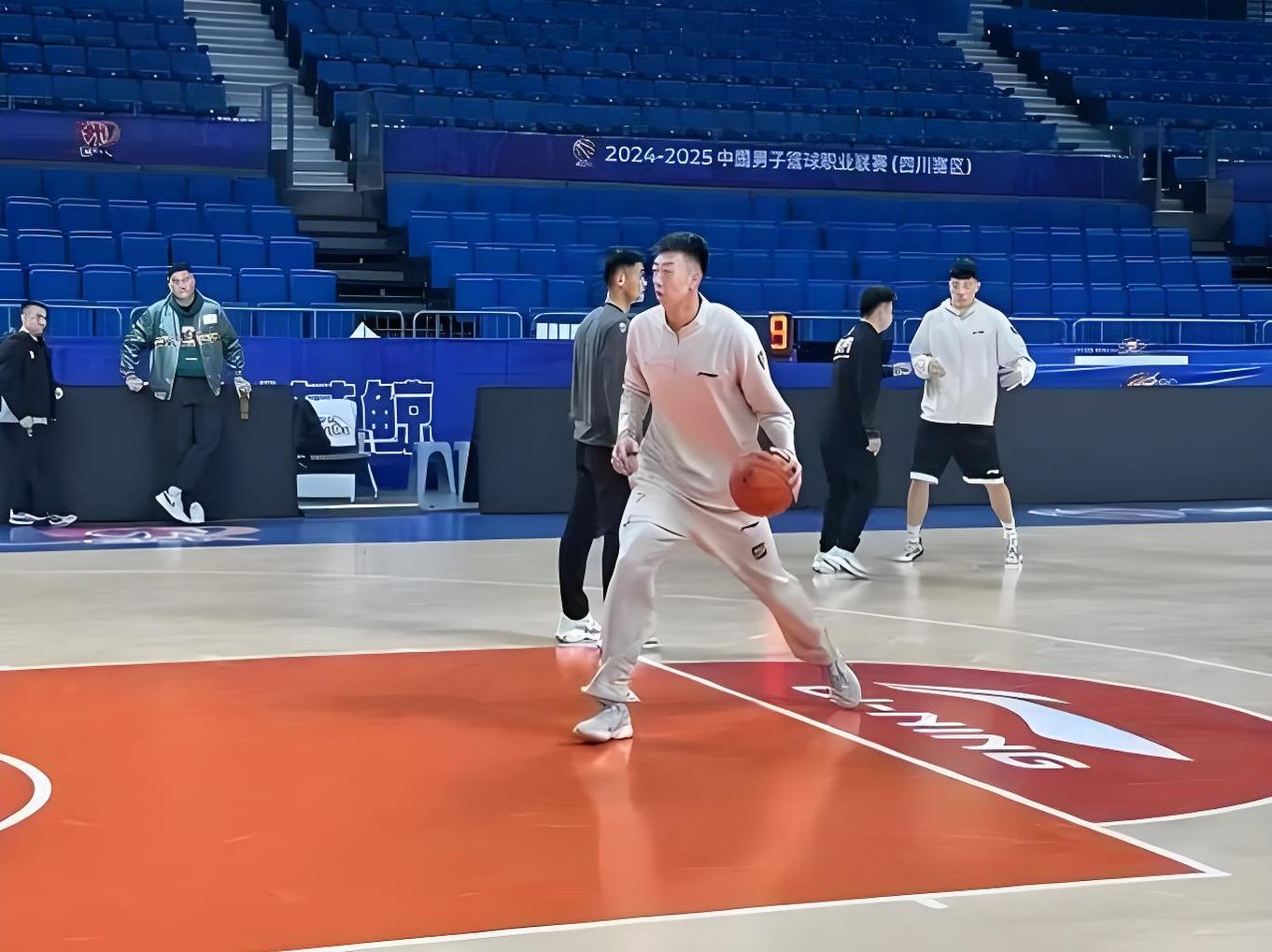 季后赛形势明朗,球队备战紧张 季后赛形势明朗,球队备战紧张