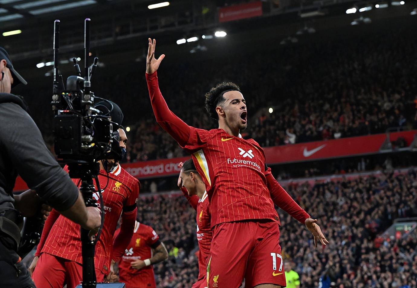 利物浦拼抢积极,身体对抗强硬 利物浦拼抢积极,身体对抗强硬