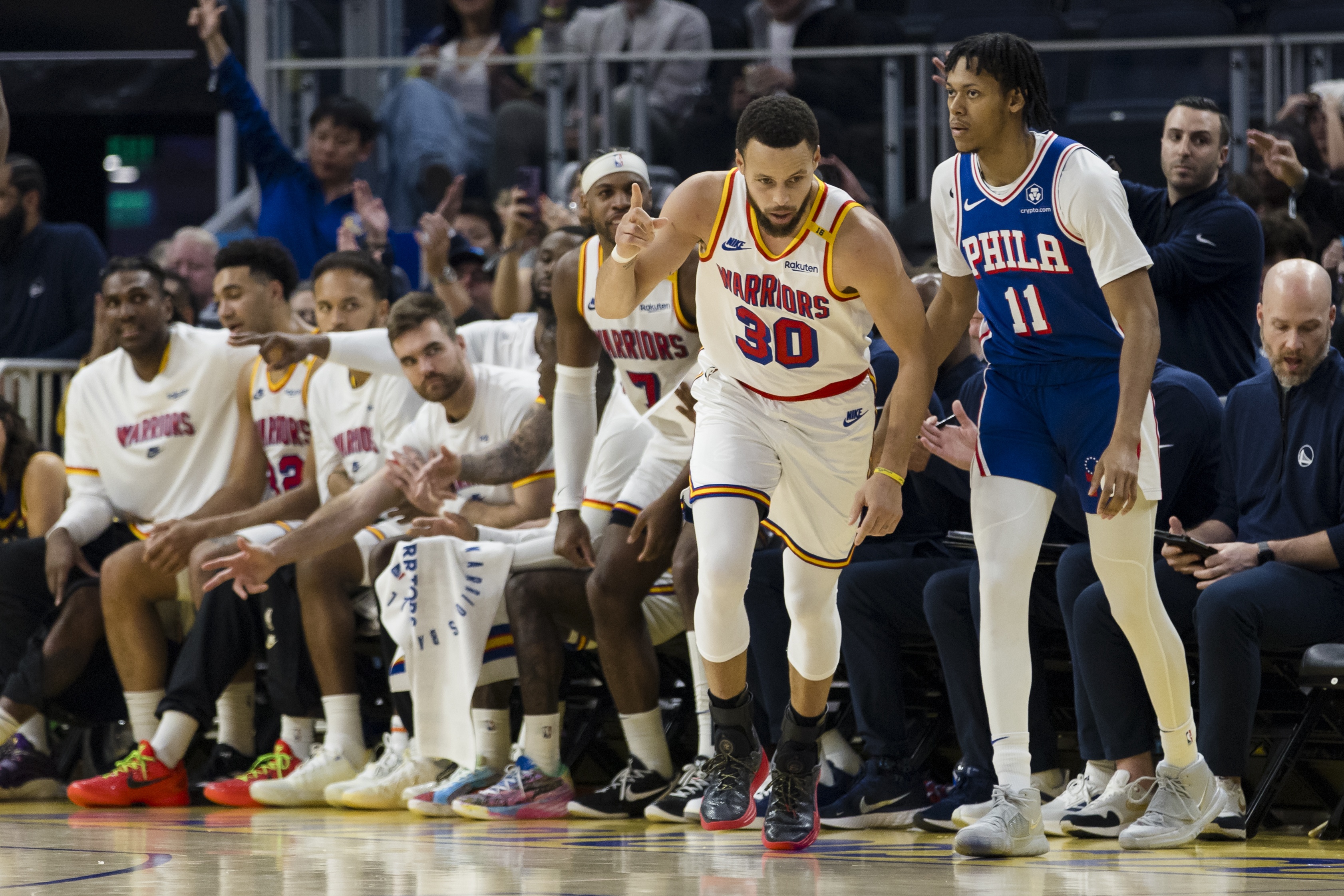 勇士主场胜马刺,取得五连胜 勇士主场胜马刺,取得五连胜