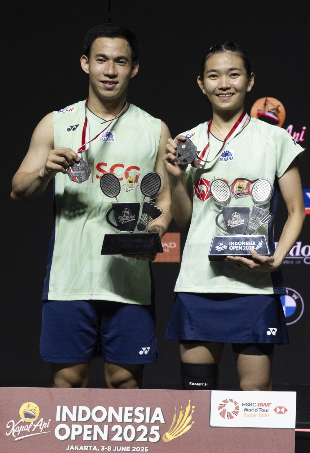 羽毛球混双对决惊险,夺冠选手庆祝胜利 羽毛球混双对决惊险,夺冠选手庆祝胜利